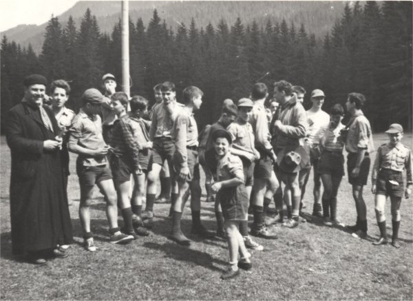 07/1961_Riparto S.Maria del Rovere, Val Visdende.Campo della Luna Nuova_Pausa al palo dell'alzabandiera.